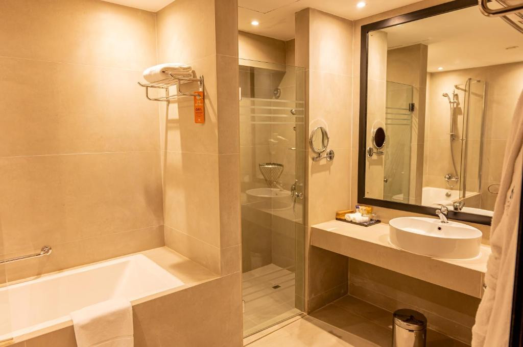 MAJESTIC CITY RETREAT HOTEL (EX. MAJESTIC HOTEL TOWER) 4*