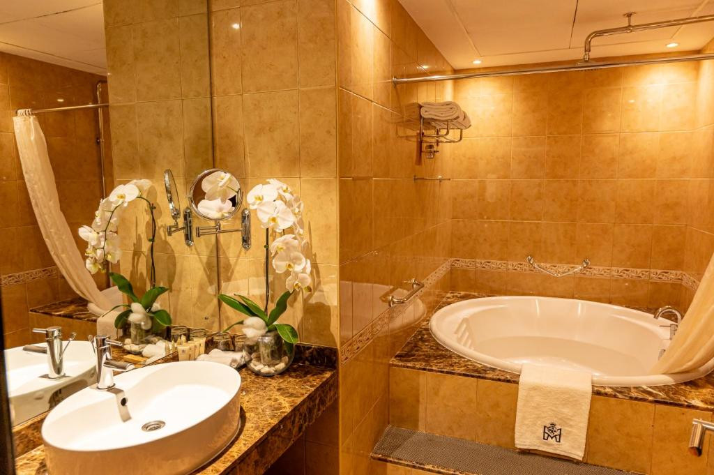 MAJESTIC CITY RETREAT HOTEL (EX. MAJESTIC HOTEL TOWER) 4*