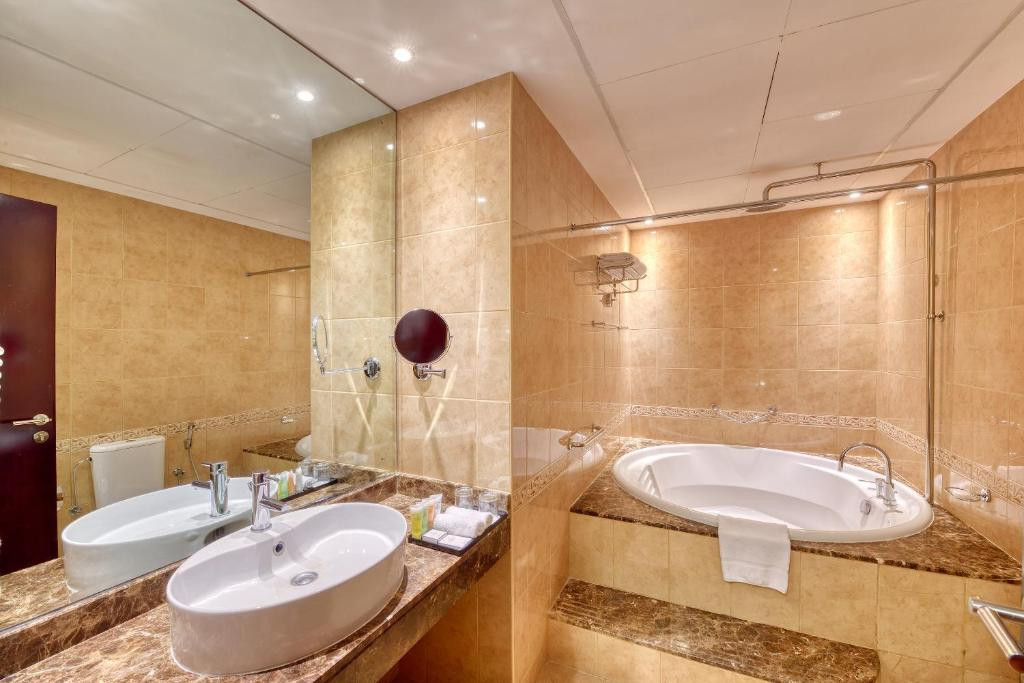 MAJESTIC CITY RETREAT HOTEL (EX. MAJESTIC HOTEL TOWER) 4*