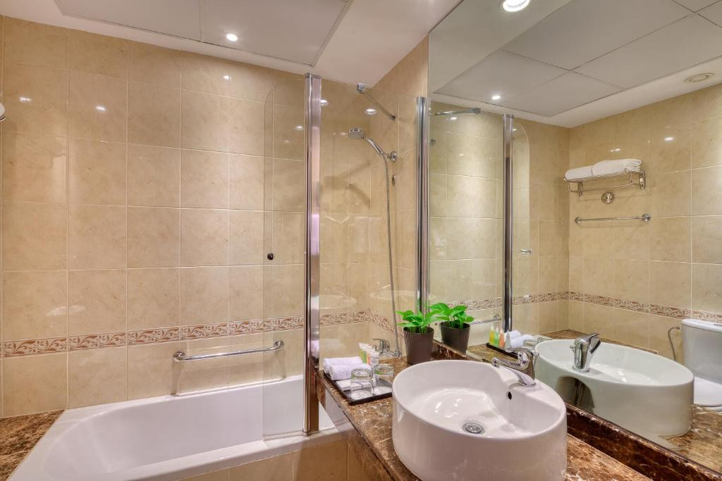MAJESTIC CITY RETREAT HOTEL (EX. MAJESTIC HOTEL TOWER) 4*