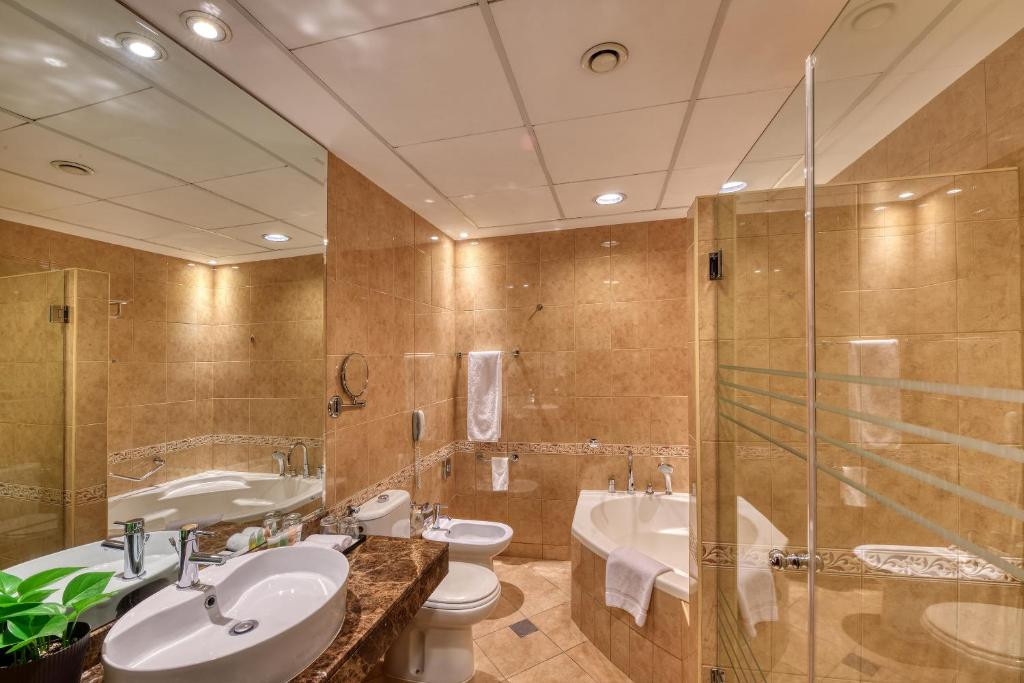 MAJESTIC CITY RETREAT HOTEL (EX. MAJESTIC HOTEL TOWER) 4*