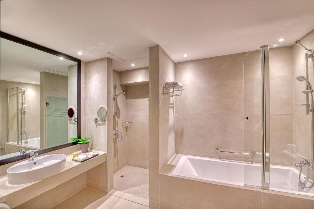 MAJESTIC CITY RETREAT HOTEL (EX. MAJESTIC HOTEL TOWER) 4*