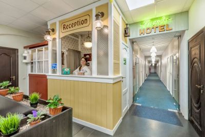 ДРУЗЬЯ У ГОСТИНОГО ДВОРА