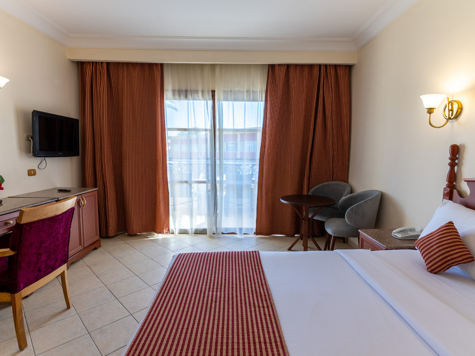 Фото отеля ALADDIN BEACH RESORT