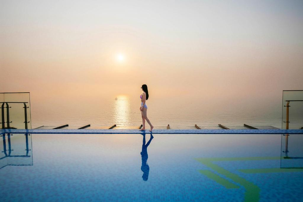 Maximilan Danang Beach Hotel 4*