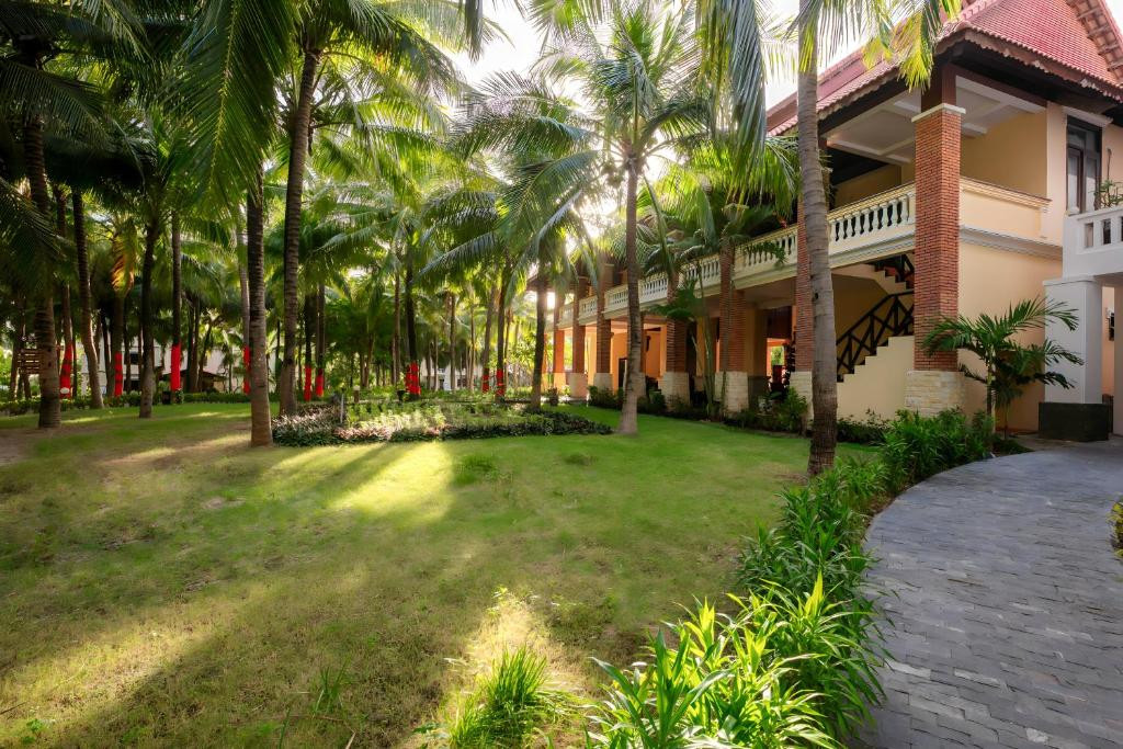 Фото отеля SEA LION BEACH RESORT & SPA (EX.DESSOLE BEACH RESORT MUI NE)