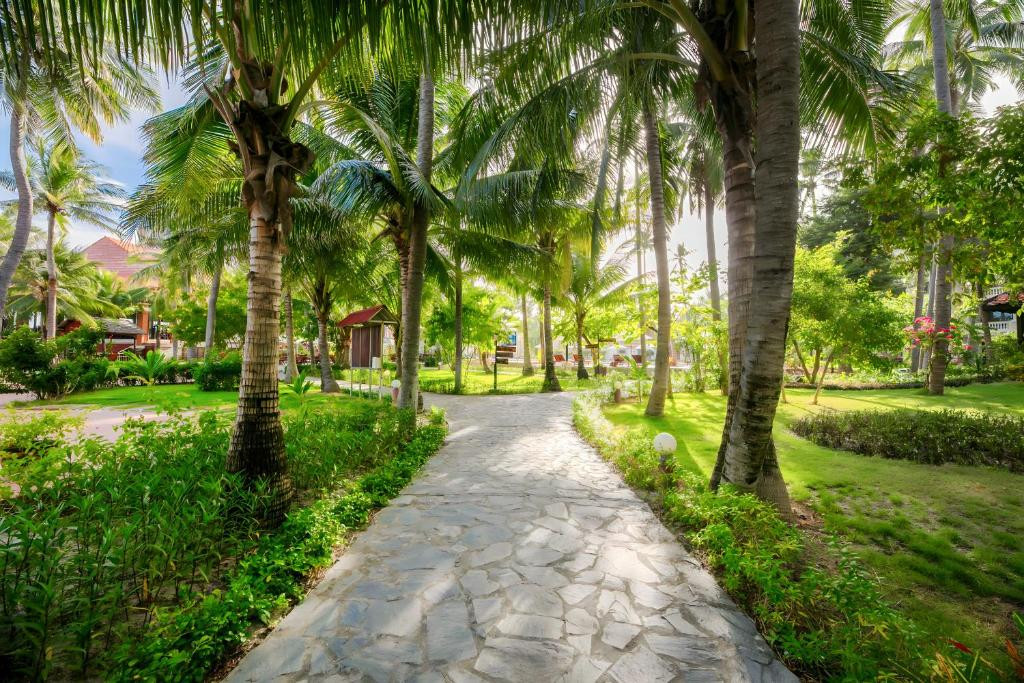 Фото отеля SEA LION BEACH RESORT & SPA (EX.DESSOLE BEACH RESORT MUI NE)