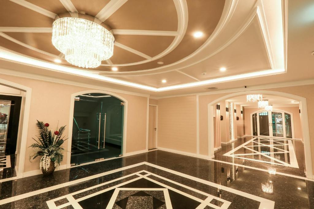 Фото отеля CRYSTAL PALACE HOTEL