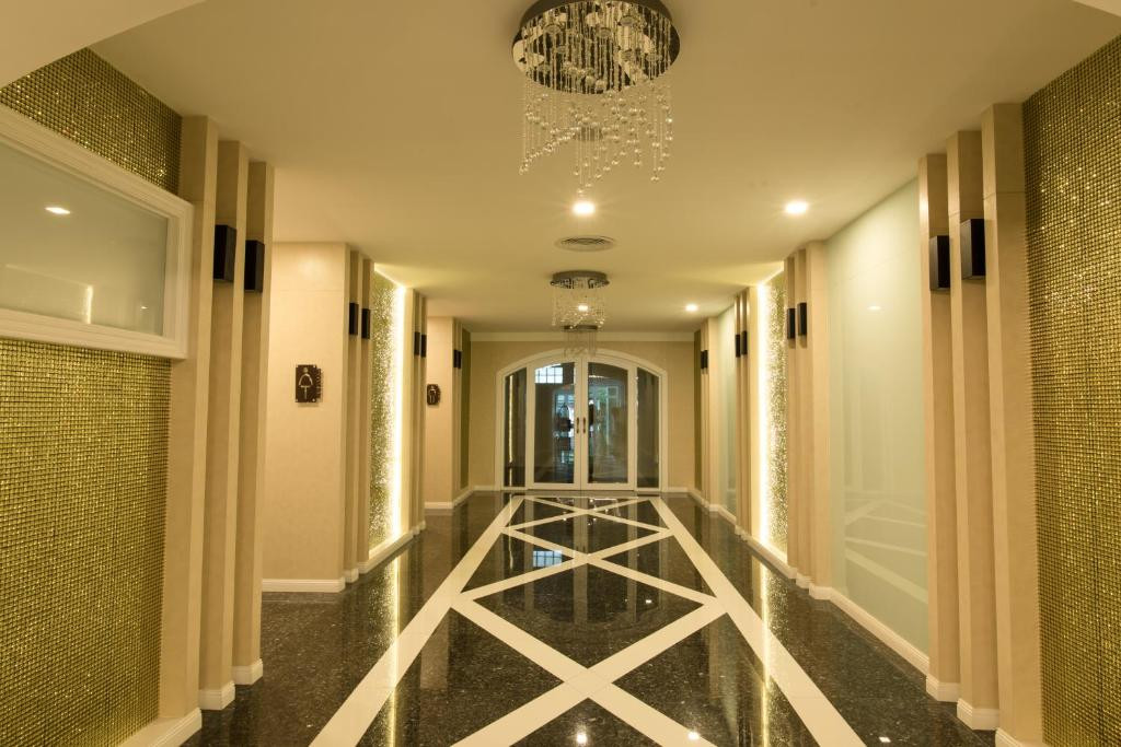 Фото отеля CRYSTAL PALACE HOTEL