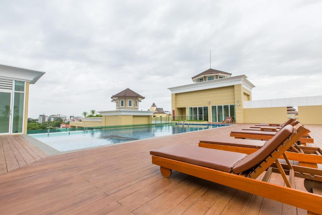 Фото отеля CRYSTAL PALACE HOTEL