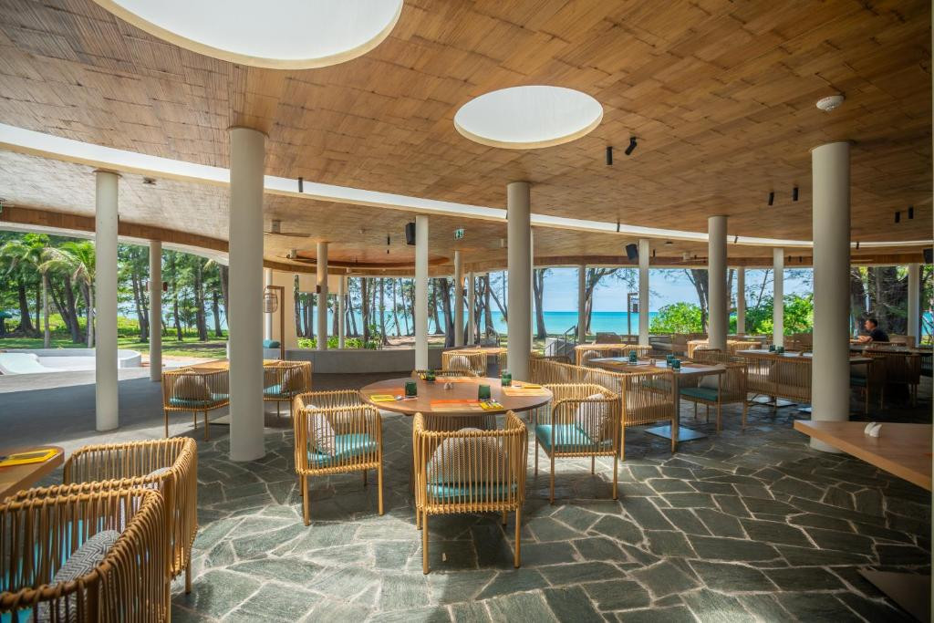 Фото отеля LE MERIDIEN PHUKET MAI KHAO BEACH RESORT