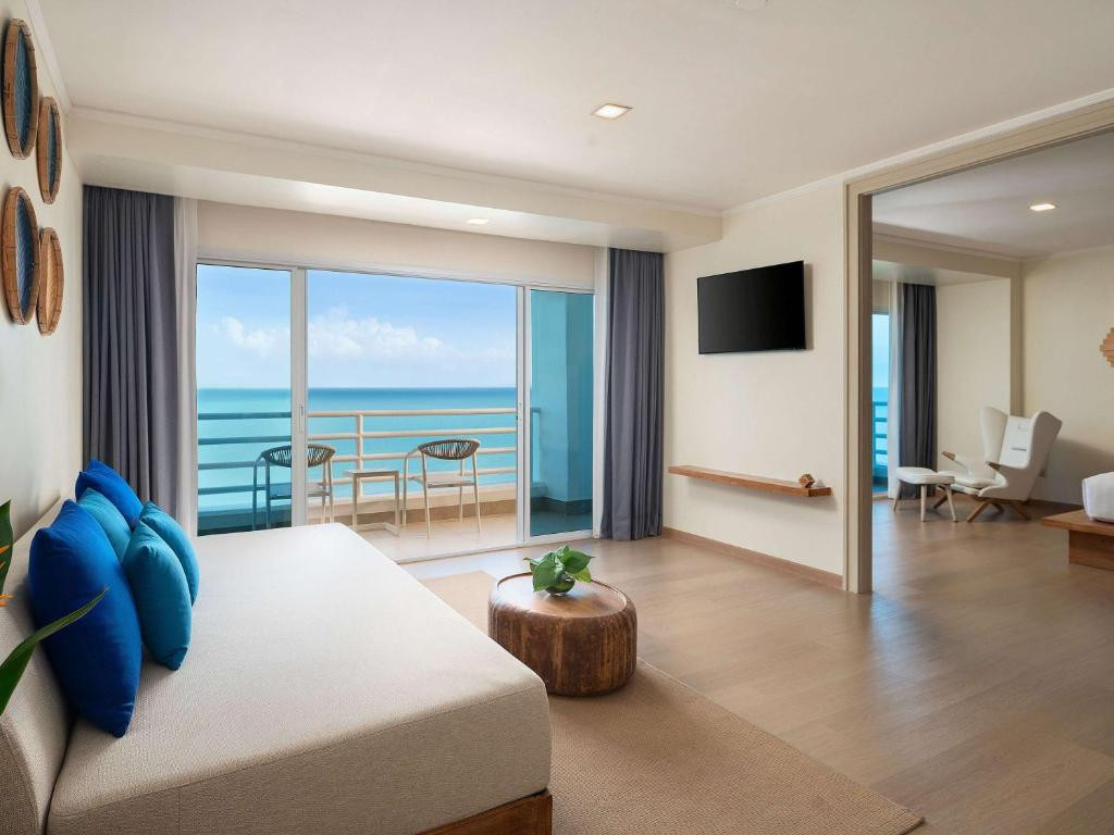 Фото отеля PULLMAN PATTAYA HOTEL G (EX. PULLMAN PATTAYA AISAWAN) 