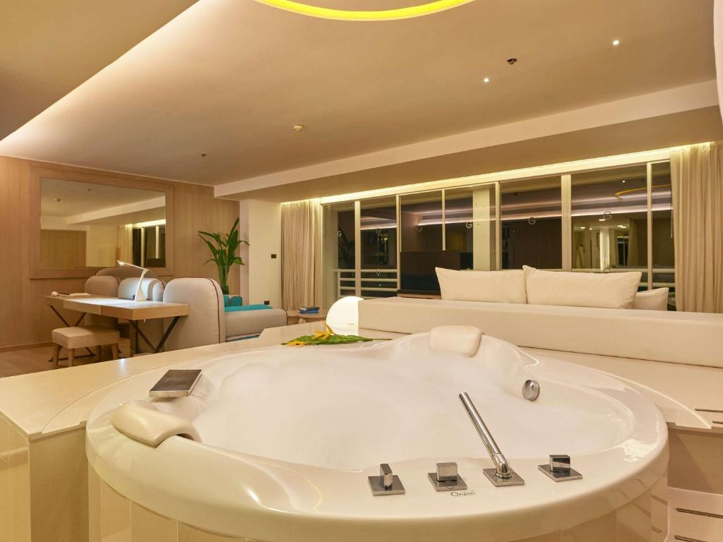 Фото отеля PULLMAN PATTAYA HOTEL G (EX. PULLMAN PATTAYA AISAWAN) 