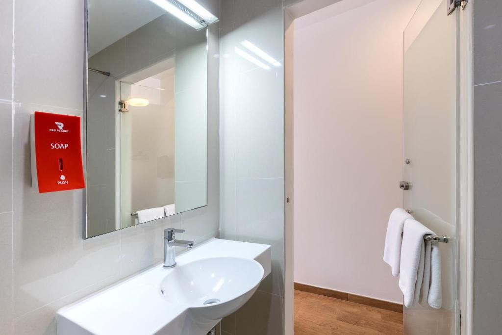 Фото отеля EASY PLANET PATONG (EX. RED PLANET PATONG)