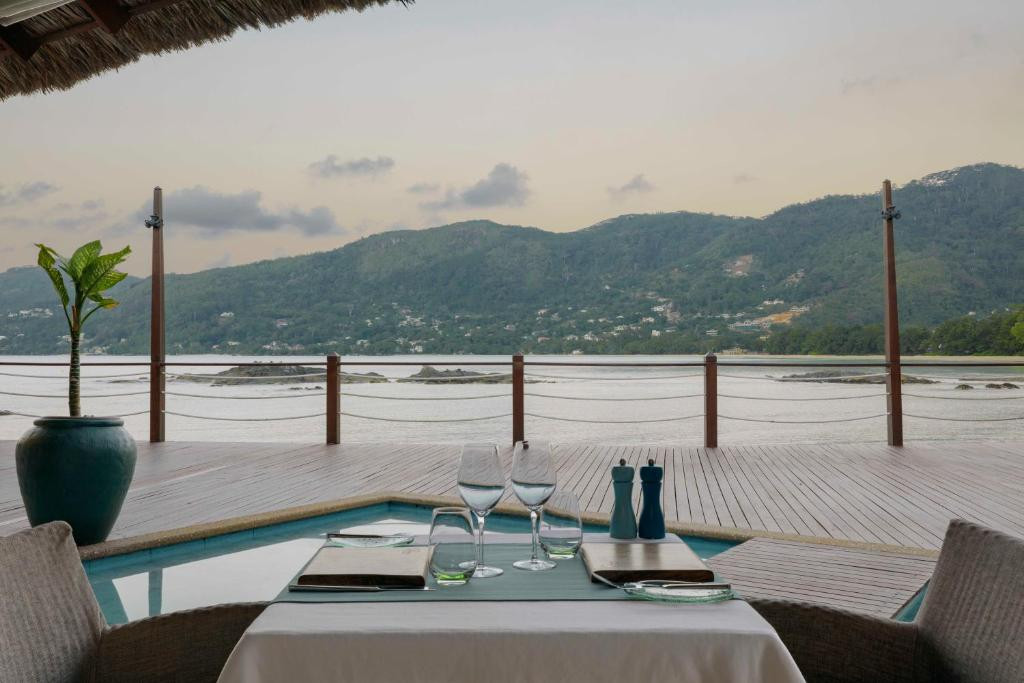 Фото отеля FISHERMANS COVE RESORT (EX. LE MERIDIEN FISHERMANS COVE)