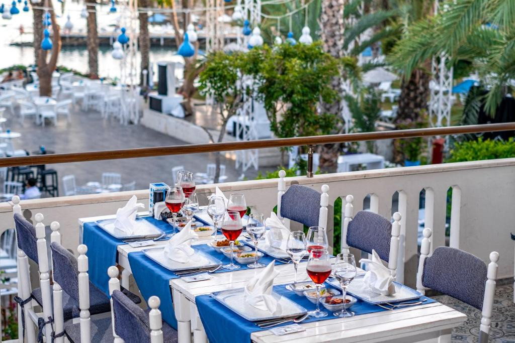 Фото отеля UTOPIA RESORT & RESIDENCE (EX. ALARA PARK HOTEL)