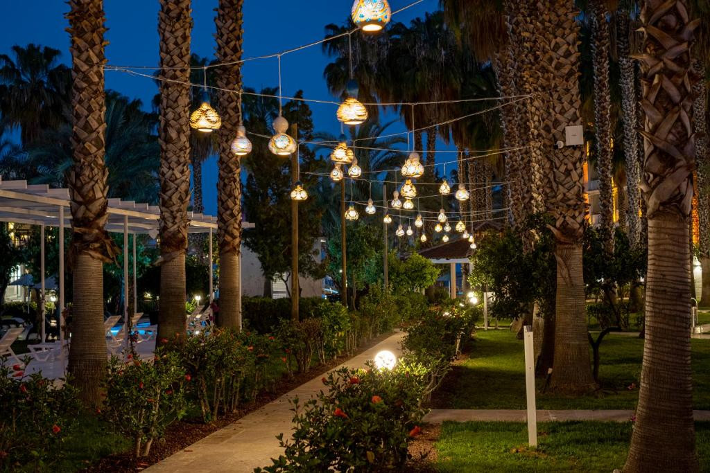 Фото отеля UTOPIA RESORT & RESIDENCE (EX. ALARA PARK HOTEL)