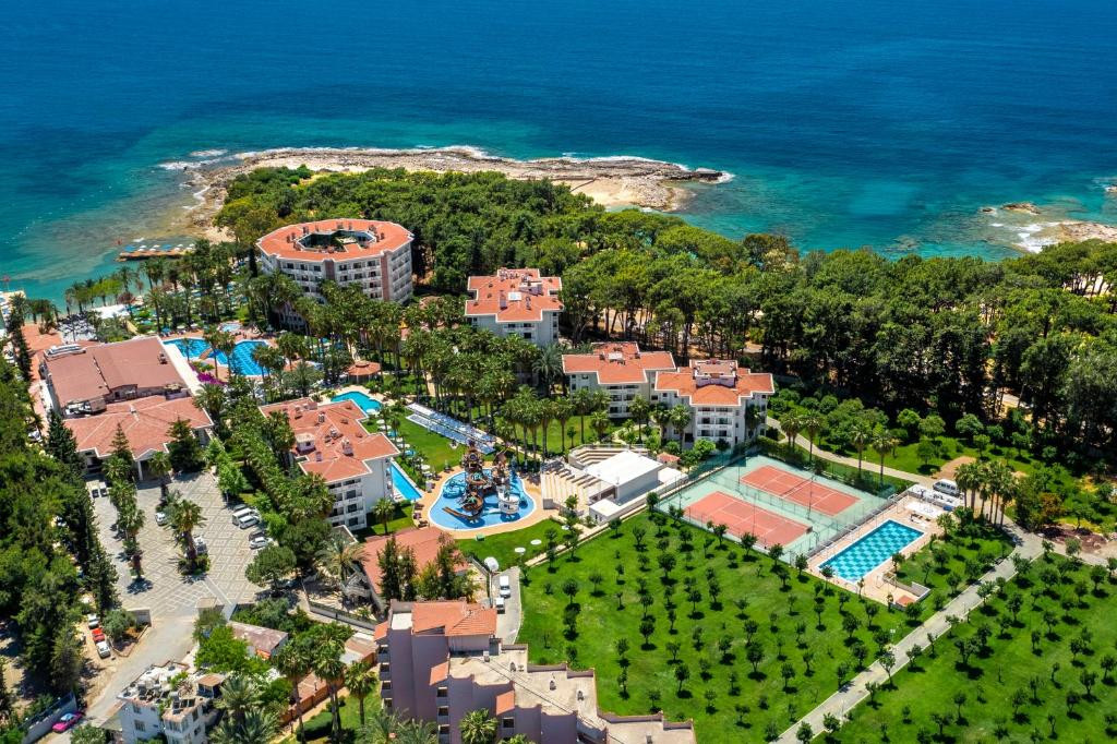 Фото отеля UTOPIA RESORT & RESIDENCE (EX. ALARA PARK HOTEL)