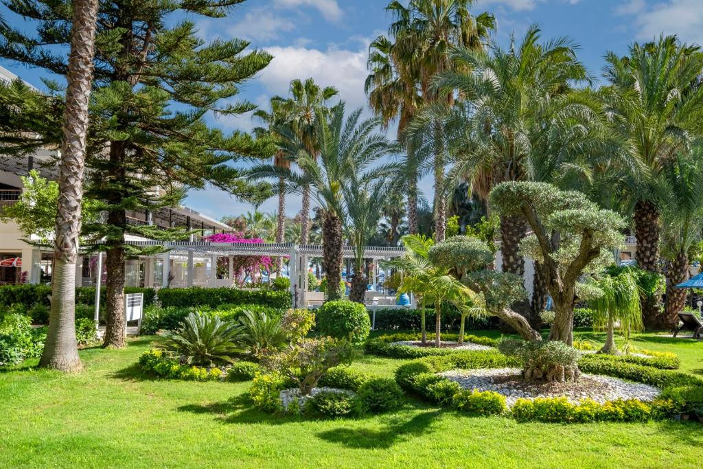 Фото отеля UTOPIA RESORT & RESIDENCE (EX. ALARA PARK HOTEL)