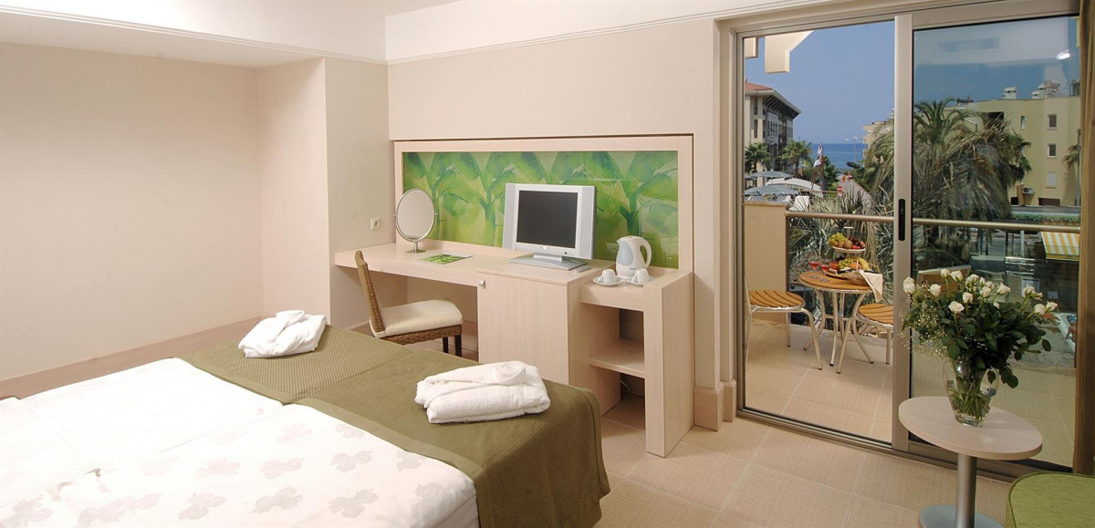 Фото отеля AMBASSADOR PLAZA HOTEL