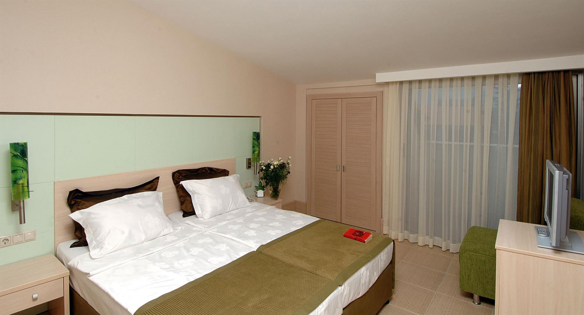 Фото отеля AMBASSADOR PLAZA HOTEL