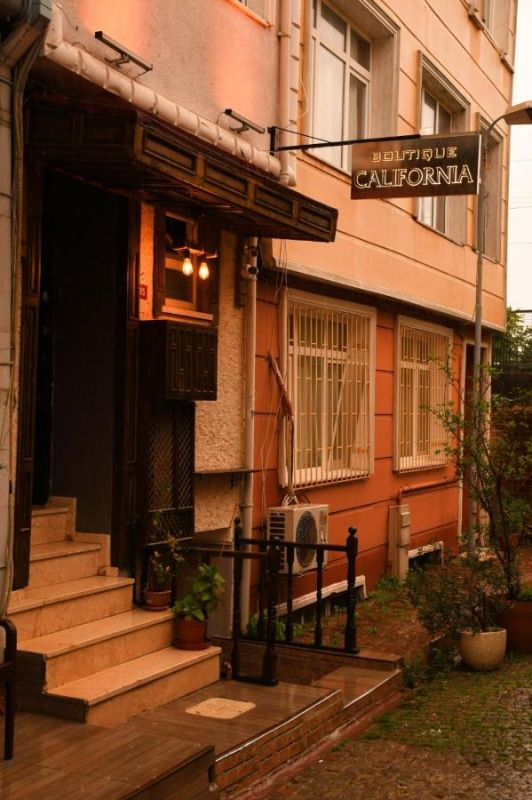 CALIFORNIA BOUTIQUE HOTEL