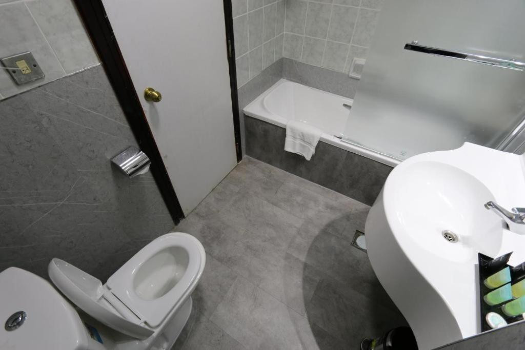 Фото отеля KNIGHT ARMOUR HOTEL (EX. MAYFAIR HOTEL)