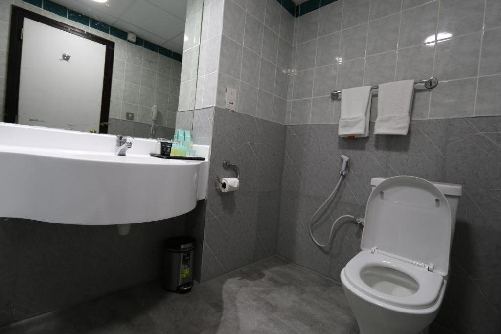 Фото отеля KNIGHT ARMOUR HOTEL (EX. MAYFAIR HOTEL)